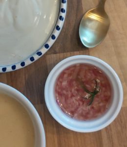 french dressing rode ui sjalot olijfolie azijn