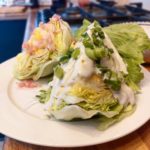 krop ijsberg sla met blue cheese dressing en french