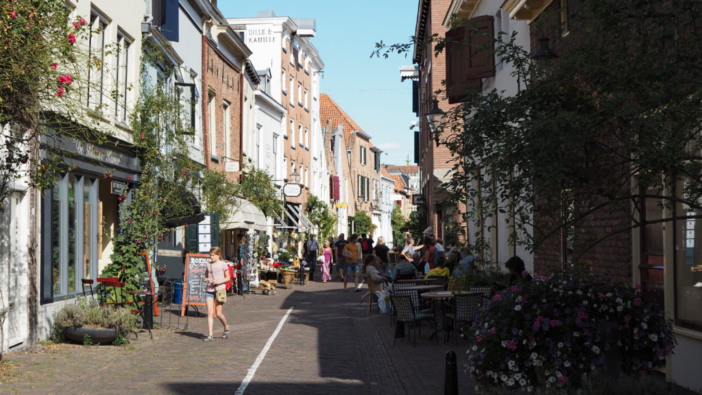 Doorkijkje in de Walstraat, Deventer