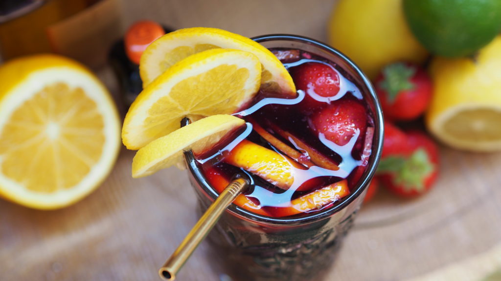 Sangria homemade fruit in gecondenseerd glas met fruit