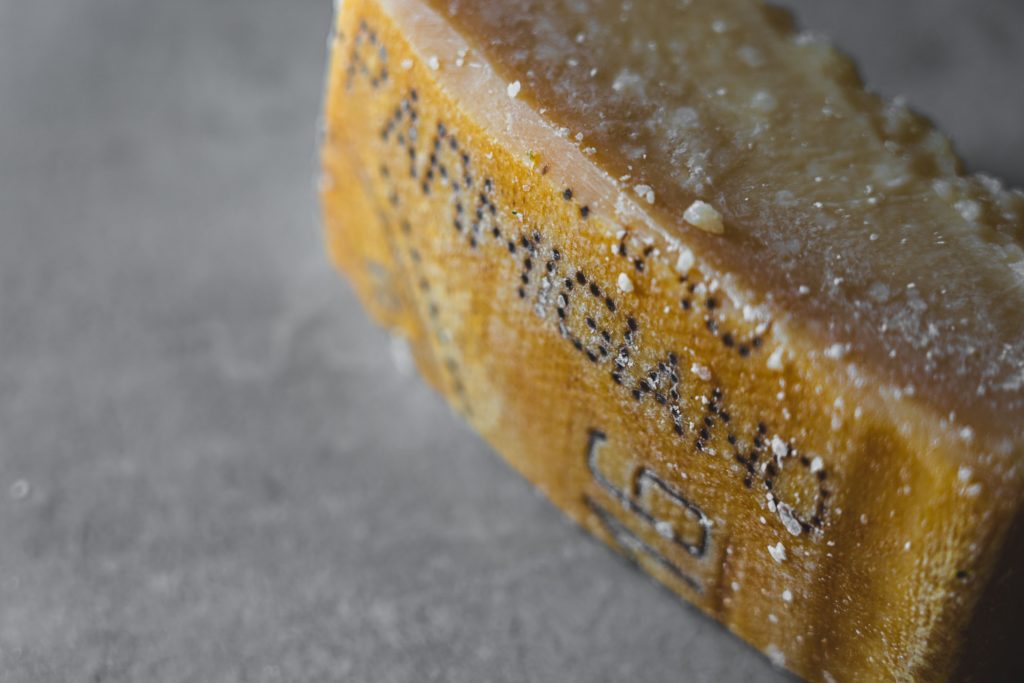 Parmezaanse kaas als blok met zoutkristallen