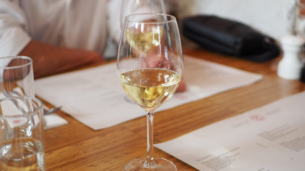 Glas witte wijn in de Prinsenhof Groningen