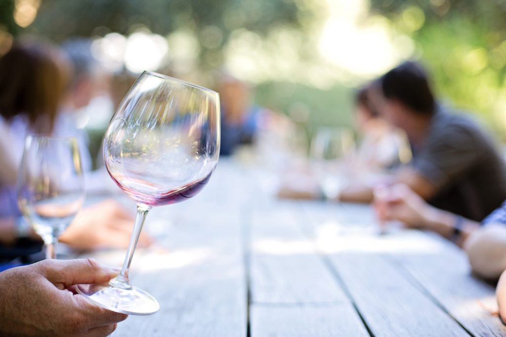 Wijn proeven: eerst een bodempje in je glas laten "walsen"