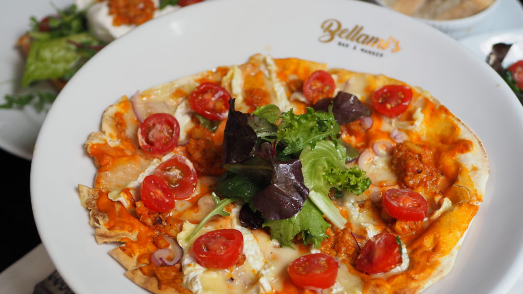 Pizzette met camembert en tomaat bij bellami's.