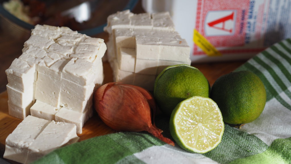 firm tofu op een aanrecht voor tahu ketoprak met andere ingrediënten zoals trademark A kecap manis.