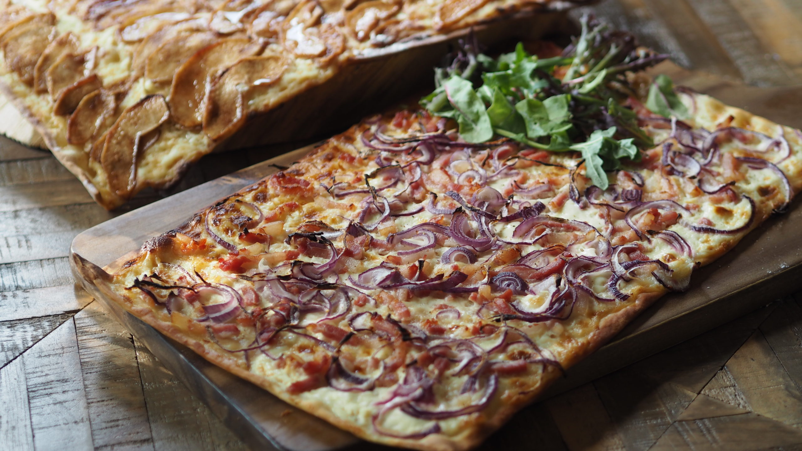 Flammkuchen / tarte flambée – Elzasser Pizza