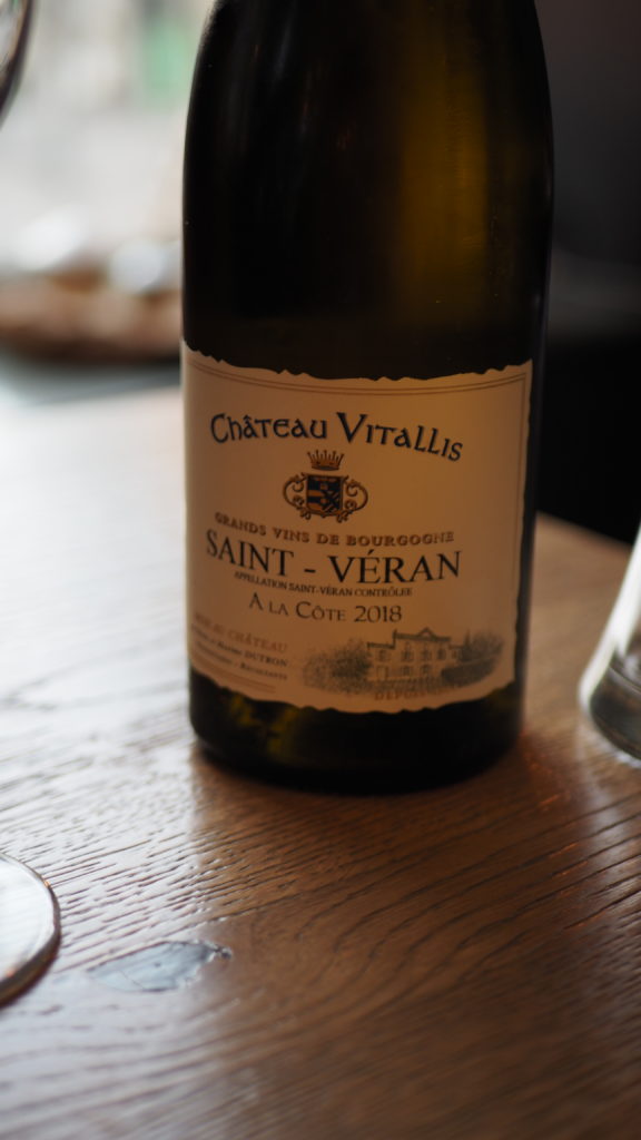 een fles Saint-Veran bij Le Comptoir, in Autun, Bourgogne.