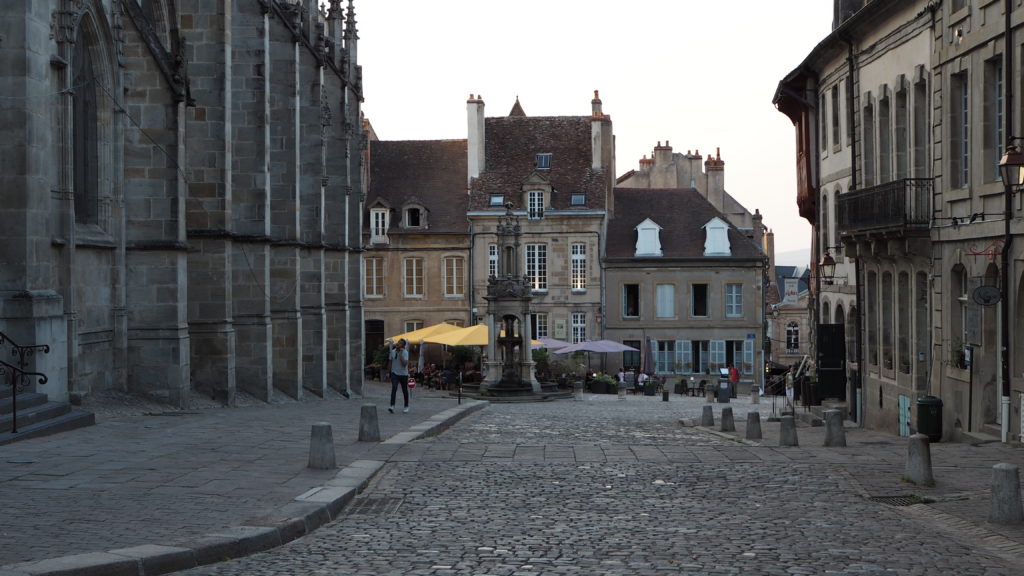 Uitzicht vanaf Le comptoir, op het plein bij de kathedraal van Autun, Bourgogne.