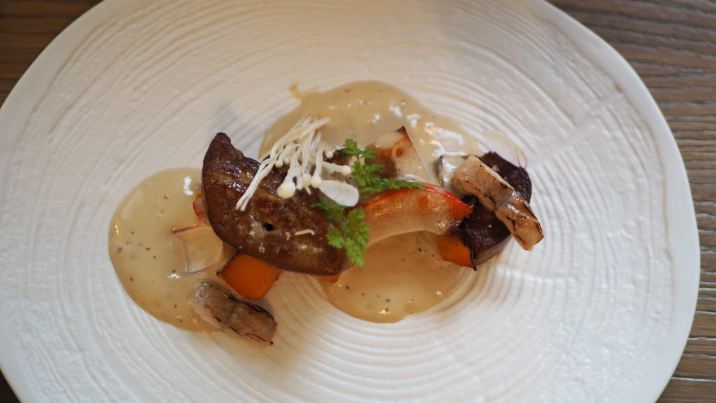 Vooraf: Foie gras met gerookte paling, eekhoorntjesbrood en pompoen bij Le Comptoir in Autun, Bourgogne.