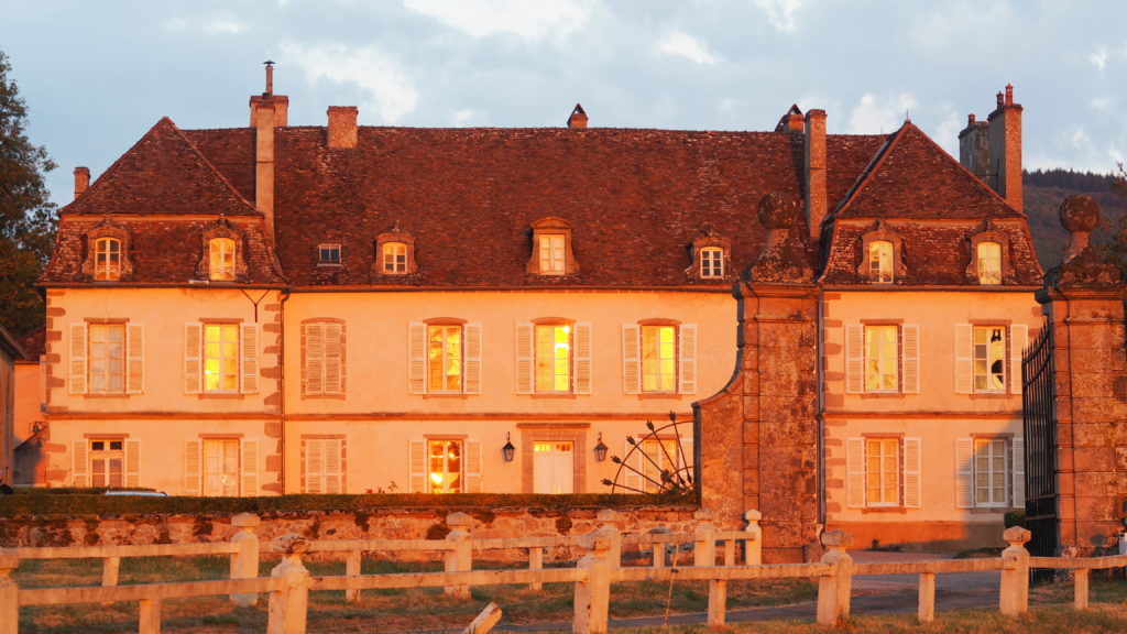 Chateau de pignon blanc bij zonsondergang in Brion, nabij Autun, beiden Bourgogne (sâone-sur-loire).