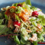 warmgerookte zalm superfood salade aziatisch met avocado, radijs, tomaat, quinoa