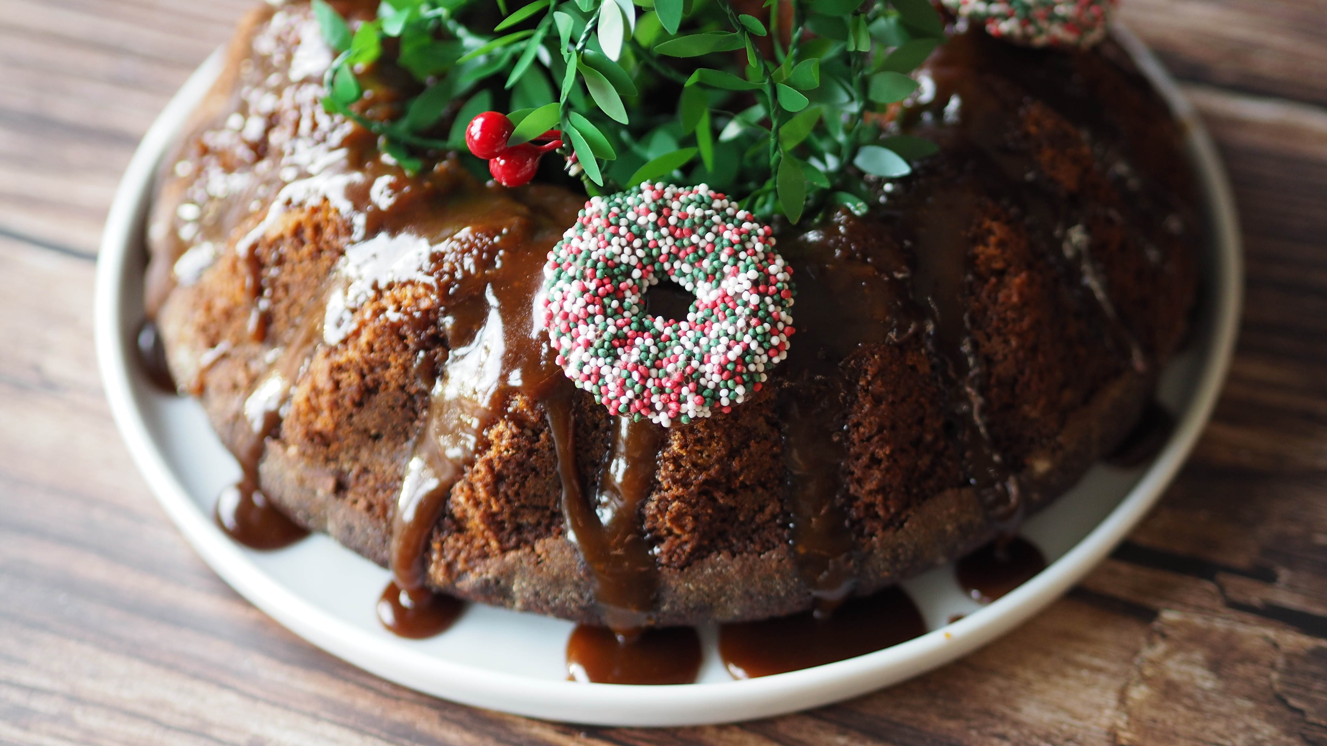 Sticky toffee pudding: versiert met kerstkransje en hulst. Een perfecte afsluiter voor je kerstdiner.