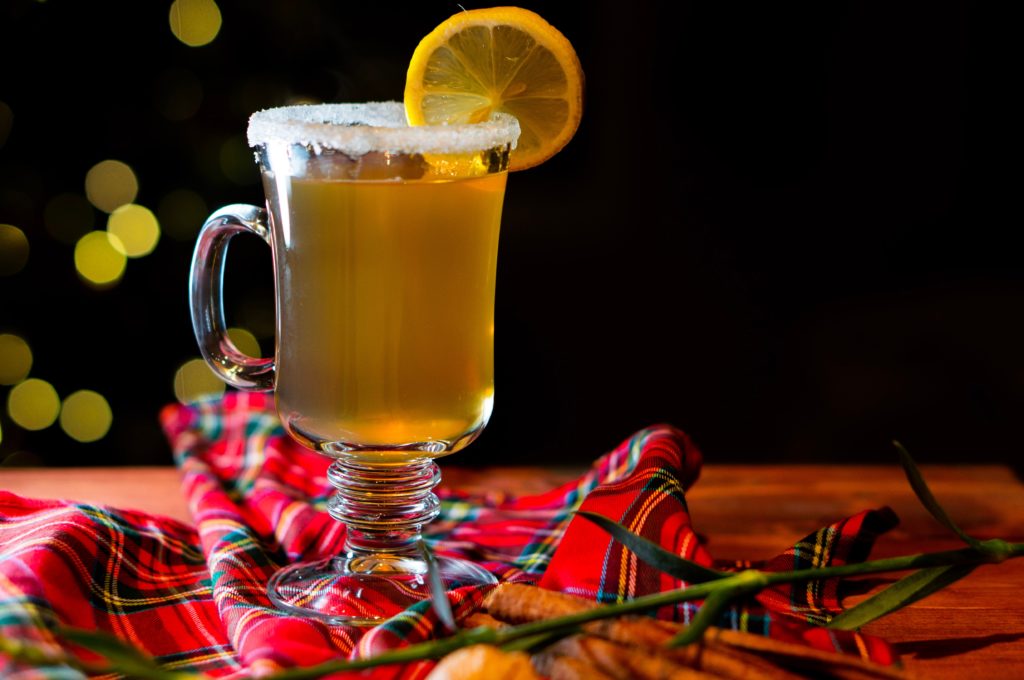 mulled cider warme drank voor kerst met tartan doek en groen, en gesuikerd randje