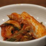 kimchi in schaal banchan bij de maaltijd