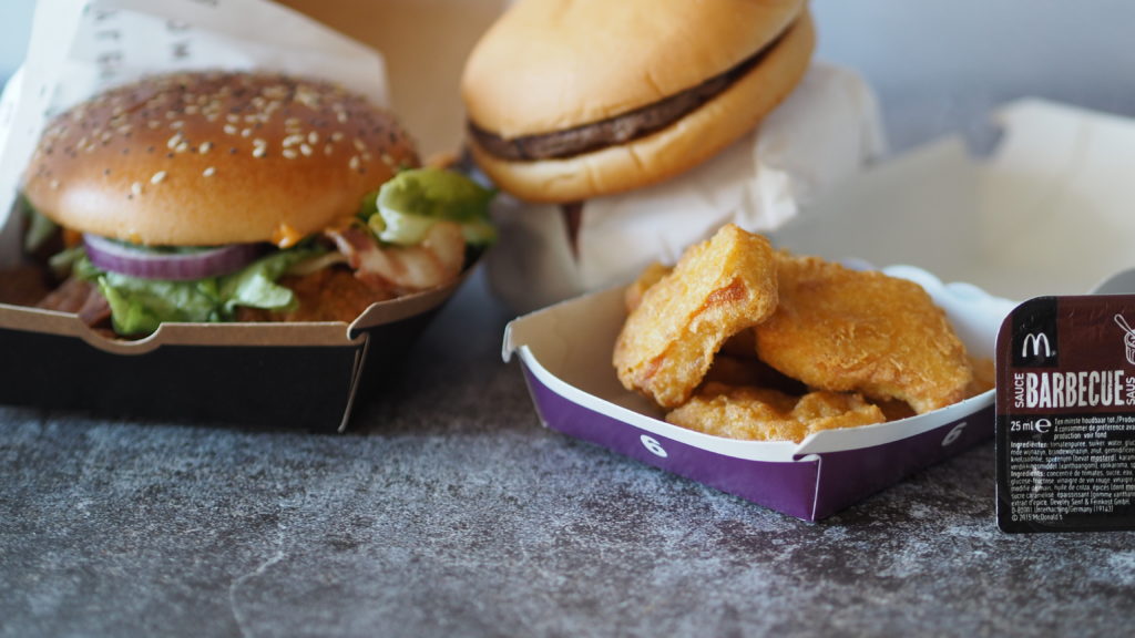 mcdonald's hamburger, kipnuggets, barbecuesaus en homestyle crispy chicken