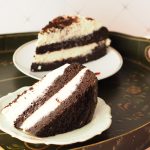 Black velvet guinness cake met moscatel crème op een retro dienblad met gouden vorkjes en kringloopwinkel schoteltjes