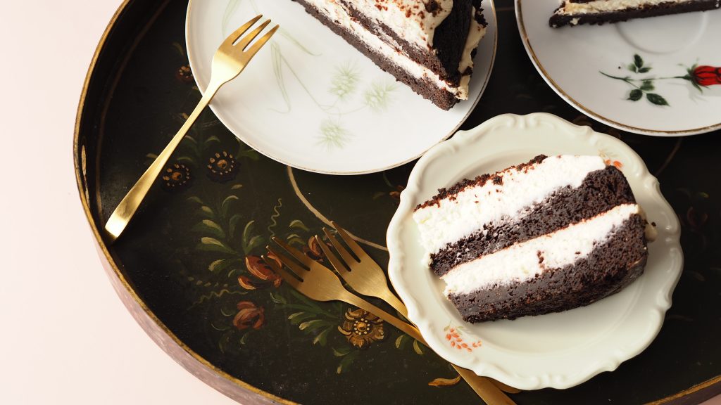 Black velvet guinness cake met moscatel crème op een retro dienblad met gouden vorkjes en kringloopwinkel schoteltjes