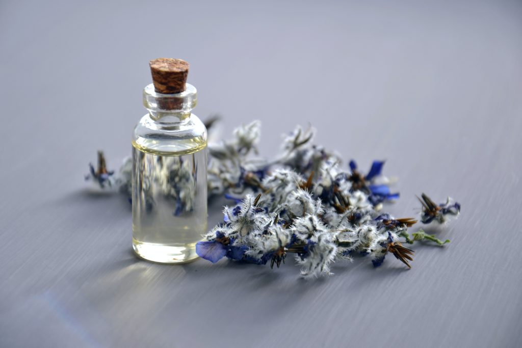 geurherinneringen: een flacon met geur en gedroogde bloemen eromheen.
