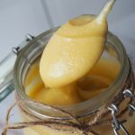 lemon curd met drie citroenen in een weckpot met een sisal touwtje en een ouderwetse lepel
